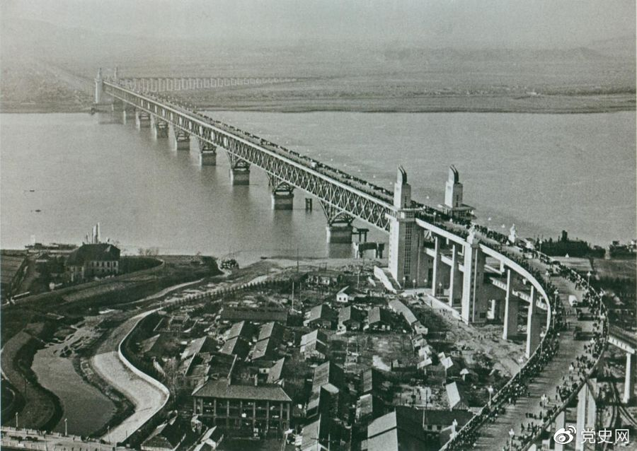 1968年12月29日， 南京長江大橋全面建成通車。這是當時中國自行設計建造的最大的鐵路、公路兩用橋。